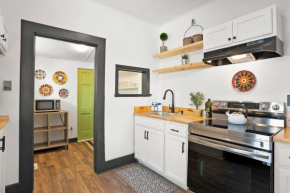 Pacific Meets Atlantic 2, Quaint Dog Friendly Cottage with Swing and Only Steps to Uptown Sights